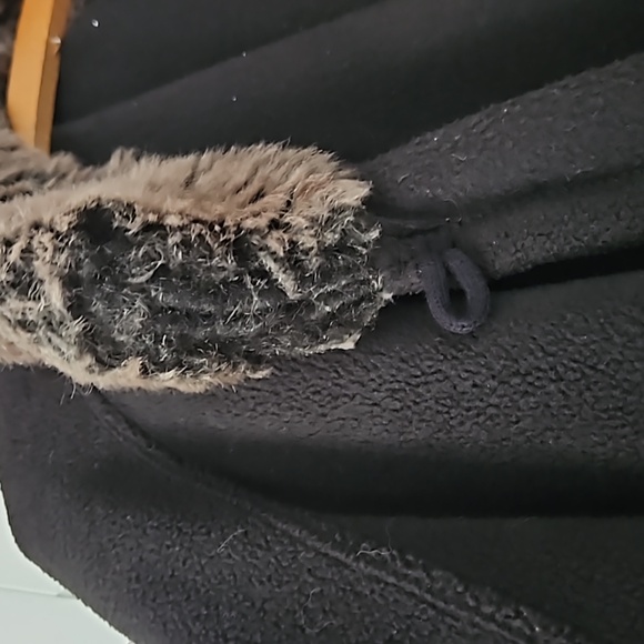 Women's casual cape, black with faux fur like trim in brown/beige. - Picture 3 of 4